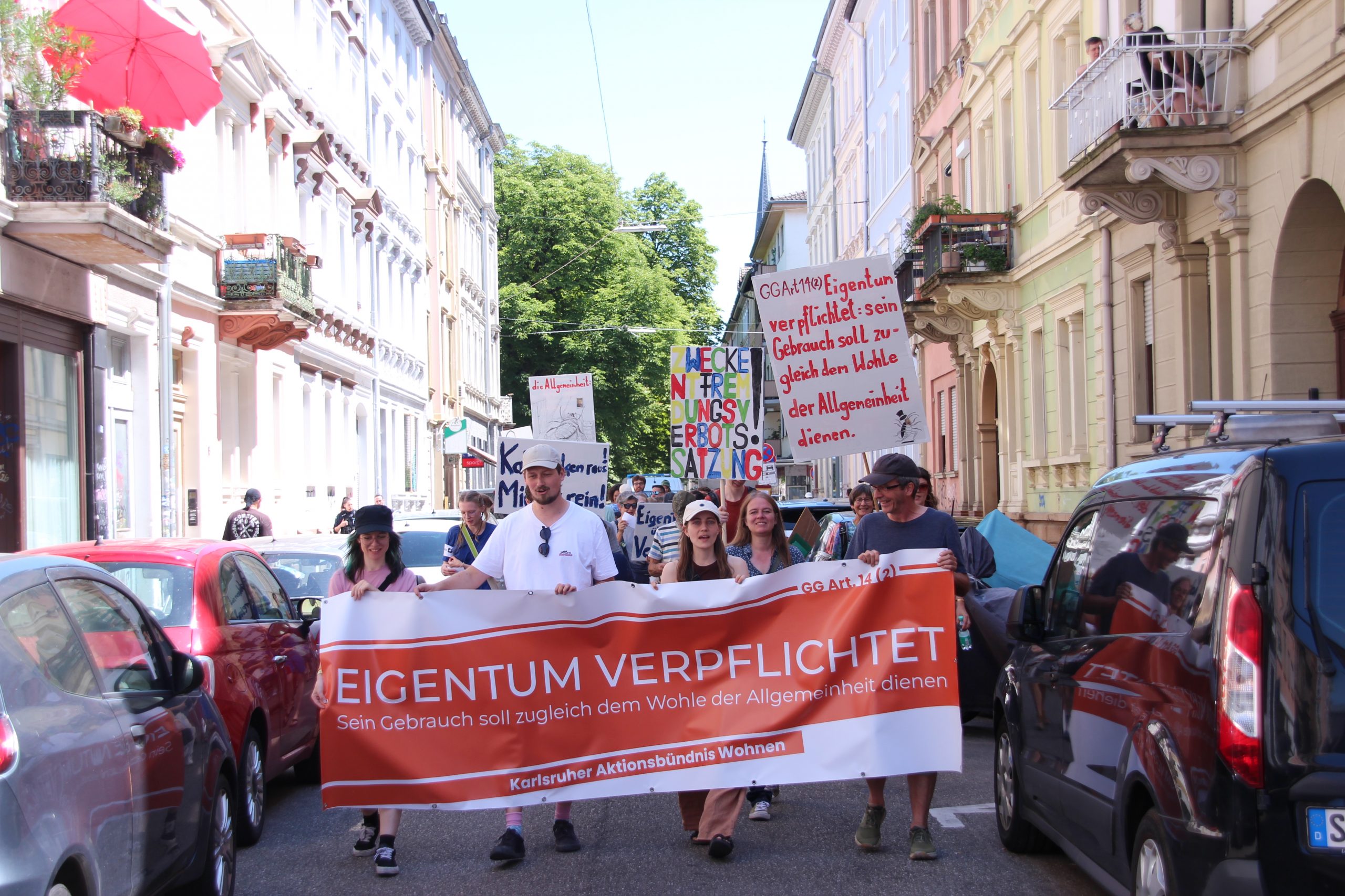 Demozug zur Kundgebung "Eigentum verpflichtet"