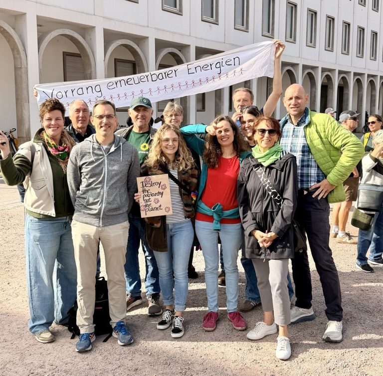 Rückblick: „Es brennt“ – Menschenkette vom Bundesverfassungsgericht bis nach Berlin